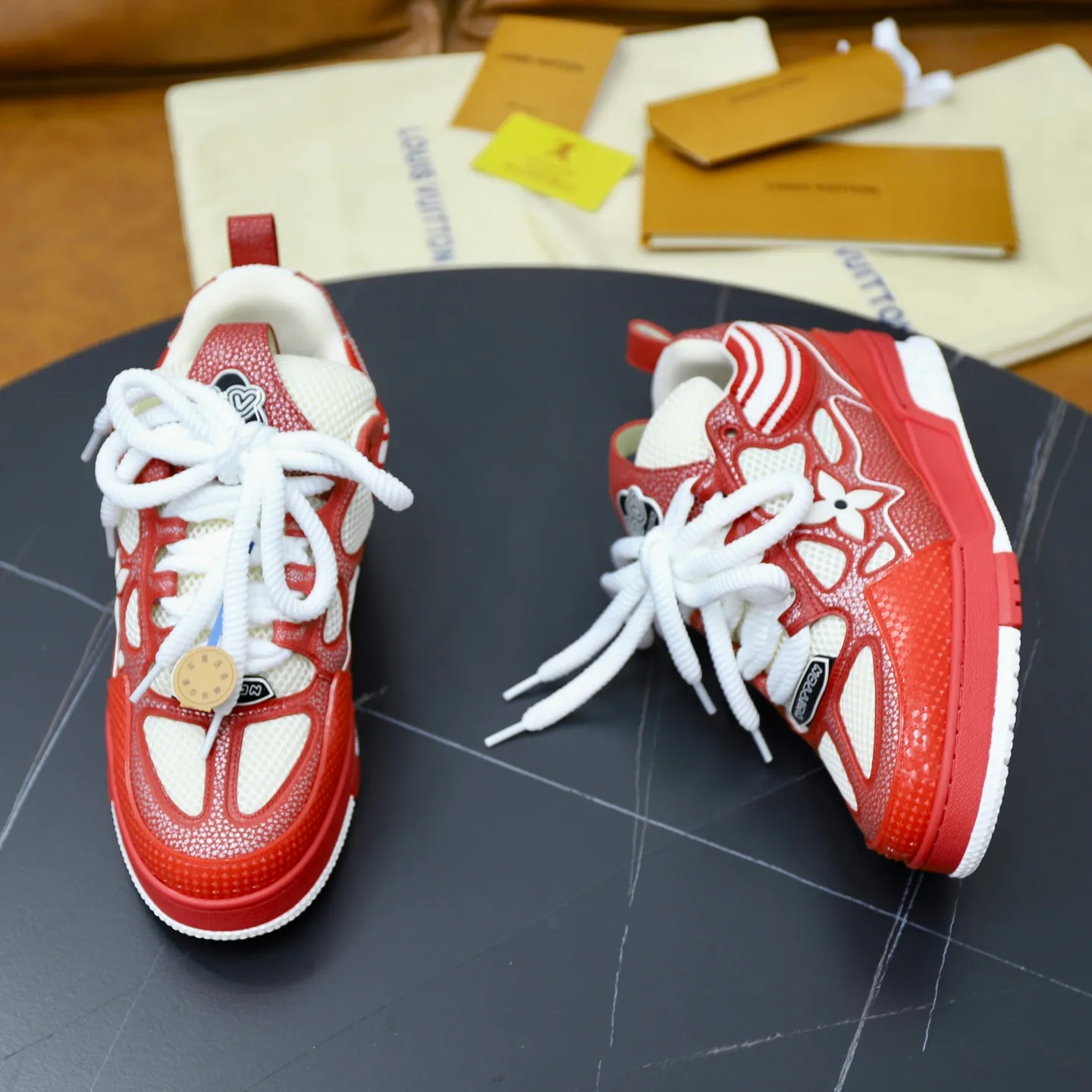 Ex-factory price: 860💰LV Couple👫Louis Vuitton TRAINER sneakers classic Louis Vuitton men's artistic director Virgil Abloh picked inspiration to create this LV Trainer sneaker. Yingze crystal inlays present a colorful effect. VS can be matched with two gorgeous effect colors. The LV letter logo badge on the tongue is gorgeous and noble. The LV letter is decorated on the side. The outsole is decorated with a Monogram flower pattern. It shows the trend of elegance and nobility! Men's and women's models: 35-46